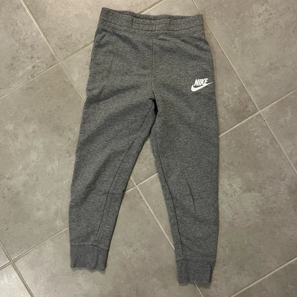 Girls Nike Kids Charcoal Gray Sweatpants. Size medium - Picture 1 of 4
